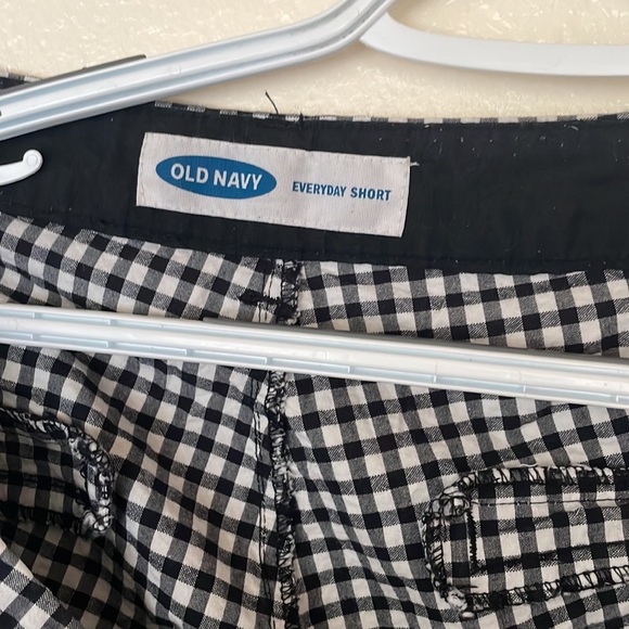 Old navy black and white shorts - Picture 3 of 3